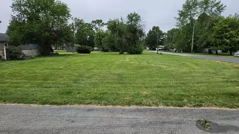 302 E Market St, Sidell, IL 61876