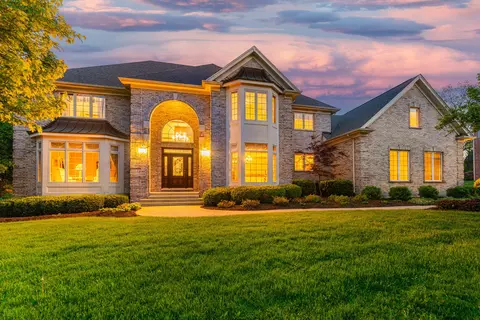 38 W185 Heritage Oaks Dr, Saint Charles, IL 60175