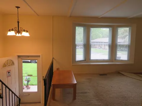 Living - 321 Maple Dr, Morris, IL 60450 photo 2 of 2