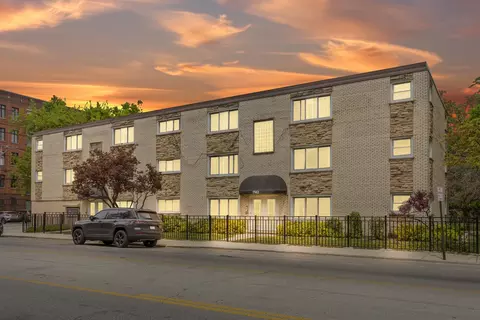 7952 Madison St #1E, River Forest, IL 60305
