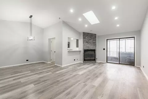 Living - 405 Walters Ln #2A, Itasca, IL 60143 photo 1 of 3