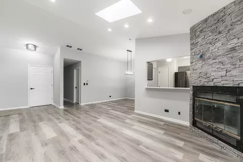 Living - 405 Walters Ln #2A, Itasca, IL 60143 photo 2 of 3