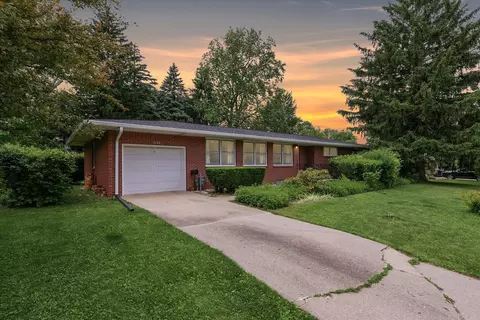 2209 Pond St, Urbana, IL 61801