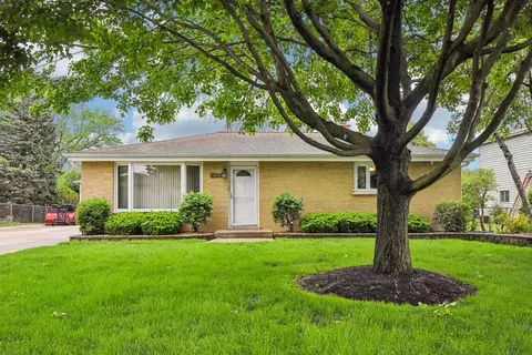 4 N221 7th Ave, Addison, IL 60101