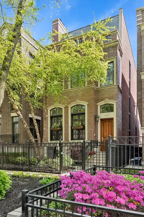 3823 N Wayne Ave, Chicago, IL 60613