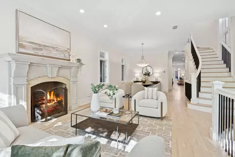 3823 N Wayne Ave, Chicago, IL 60613 photo 2