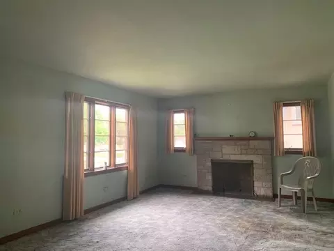Living - 321 E Washington St, Ottawa, IL 61350 photo 1 of 1