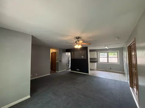 Living - 85 Circle Dr E, Montgomery, IL 60538 photo 2 of 3