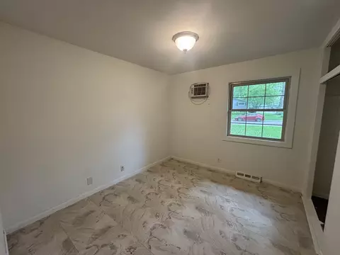 Bedroom - 85 Circle Dr E, Montgomery, IL 60538 photo 4 of 7