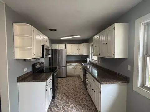 Kitchen - 85 Circle Dr E, Montgomery, IL 60538 photo 1 of 2