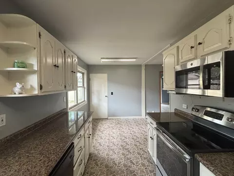 Kitchen - 85 Circle Dr E, Montgomery, IL 60538 photo 2 of 2