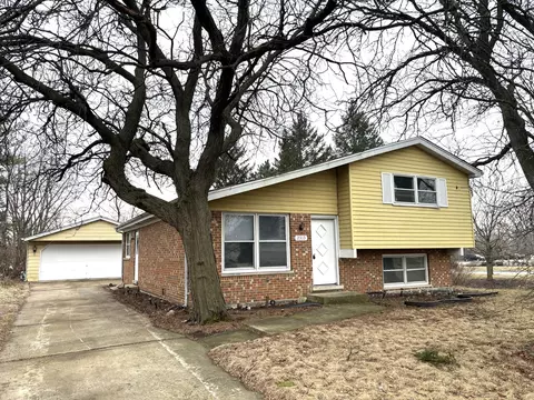 2333 Charmingfare Dr, Woodridge, IL 60517