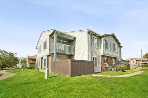 18 Fernwood Dr #18D, Bolingbrook, IL 60440