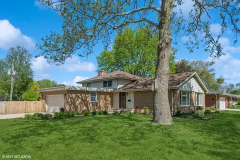 504 E Berkshire Ln, Mount Prospect, IL 60056