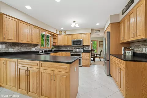 Kitchen - 810 Tamarac Dr, Algonquin, IL 60102 photo 1 of 5