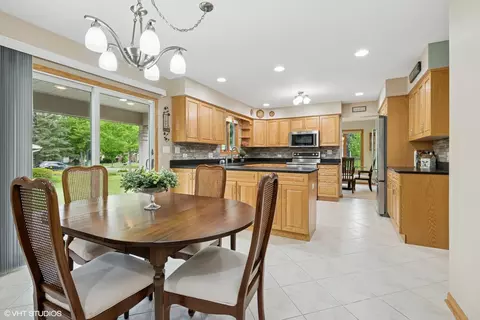 Kitchen - 810 Tamarac Dr, Algonquin, IL 60102 photo 5 of 5