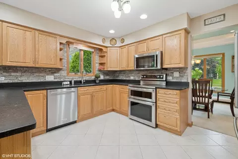 Kitchen - 810 Tamarac Dr, Algonquin, IL 60102 photo 2 of 5