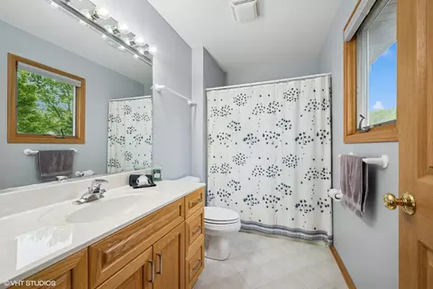 Bath - 810 Tamarac Dr, Algonquin, IL 60102 photo 3 of 4