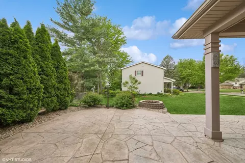 Exterior - 810 Tamarac Dr, Algonquin, IL 60102 photo 5 of 8