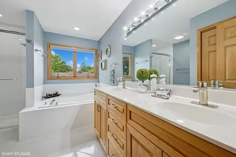 Bath - 810 Tamarac Dr, Algonquin, IL 60102 photo 2 of 4