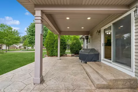 Exterior - 810 Tamarac Dr, Algonquin, IL 60102 photo 3 of 8
