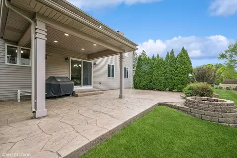 Exterior - 810 Tamarac Dr, Algonquin, IL 60102 photo 4 of 8