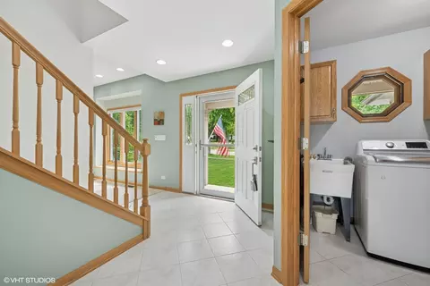 Entry Way - 810 Tamarac Dr, Algonquin, IL 60102 photo 3 of 3