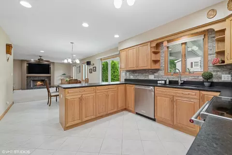 Kitchen - 810 Tamarac Dr, Algonquin, IL 60102 photo 4 of 5