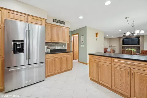 Kitchen - 810 Tamarac Dr, Algonquin, IL 60102 photo 3 of 5
