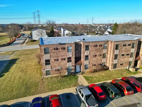 735 N Swift Rd #102, Addison, IL 60101