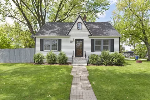 990 Magnolia Ave, Gurnee, IL 60031