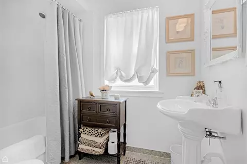 Bath - 10407 S Artesian Ave, Chicago, IL 60655 photo 1 of 2