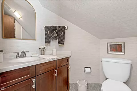 Bath - 10407 S Artesian Ave, Chicago, IL 60655 photo 2 of 2