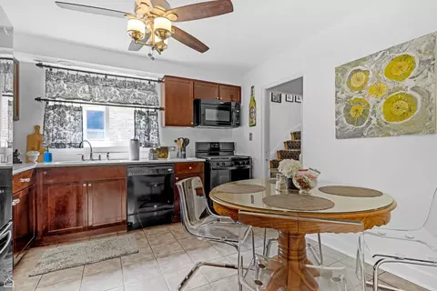Kitchen - 10407 S Artesian Ave, Chicago, IL 60655 photo 1 of 2