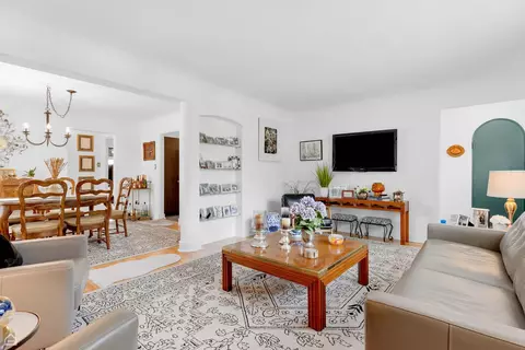 Living - 10407 S Artesian Ave, Chicago, IL 60655 photo 2 of 6