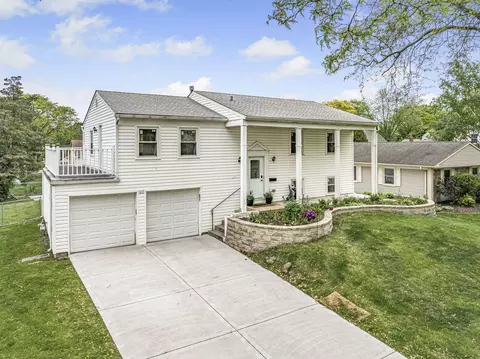 1810 Portsmouth Ln, Schaumburg, IL 60194