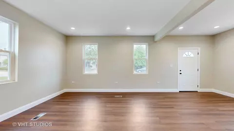 Living - 554 E Jackson St, Joliet, IL 60432 photo 3 of 3