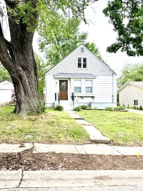 913 Academy St, Dixon, IL 61021