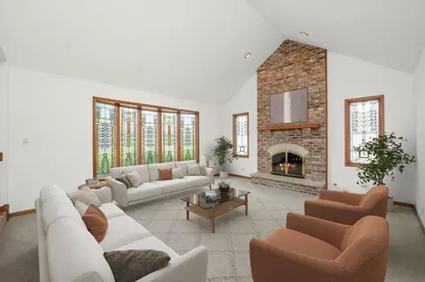Living - Undisclosed, Oak Forest, IL 60452 photo 3 of 5