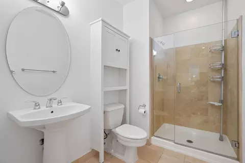 Bath - Undisclosed, Chicago, IL 60657 photo 4 of 4