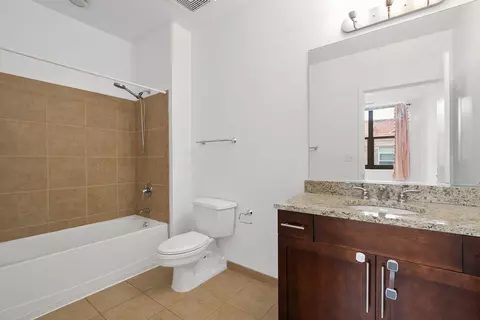 Bath - Undisclosed, Chicago, IL 60657 photo 1 of 4
