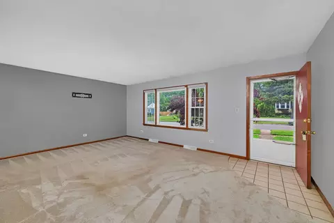 Living - 8 Eureka St, Lemont, IL 60439 photo 2 of 3
