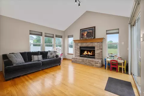 Living - 1508 Parkside Dr, Plainfield, IL 60586 photo 2 of 4