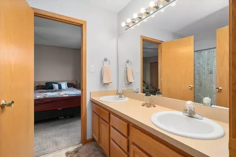 Bath - 1508 Parkside Dr, Plainfield, IL 60586 photo 2 of 3
