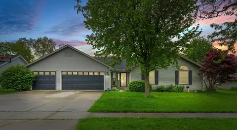 510 Cedar Dr, Saint Joseph, IL 61873