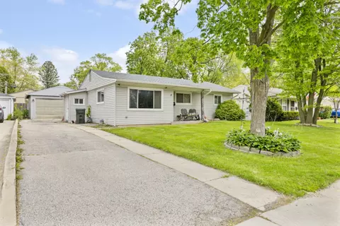 8 Sparrow Rd, Carpentersville, IL 60110