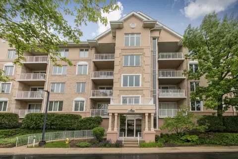 1705 Pavilion Way #401, Park Ridge, IL 60068