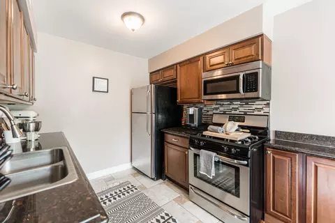 Kitchen - 335 Marcia Ct #D, Bartlett, IL 60103 photo 2 of 2