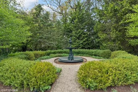Exterior - 770 E Westminster Rd, Lake Forest, IL 60045 photo 5 of 8