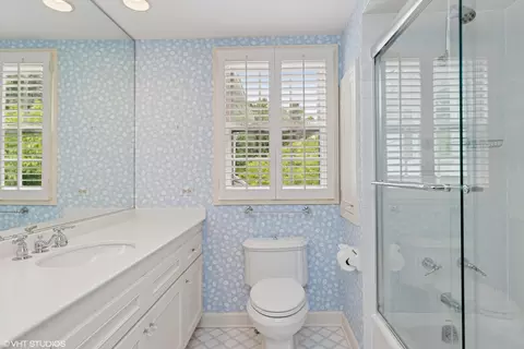 Bath - 770 E Westminster Rd, Lake Forest, IL 60045 photo 5 of 7